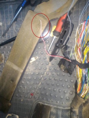 Оборванный красно-белый провод.