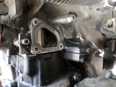 Вот то самое неудобное место - дальний, нижнее место короткого болтика...