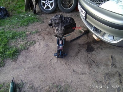 Фото из серии : замена кпп без ямы и подьемника .