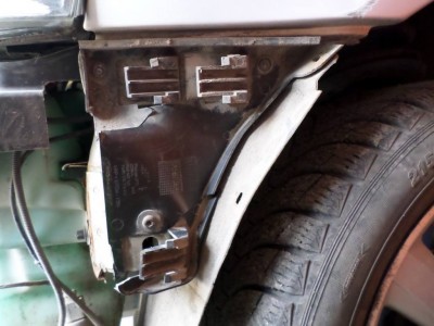 Левый, при съеме - развалился на три части...