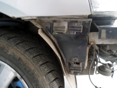 Правый, изначально не прилегал плотно в посад.месте...