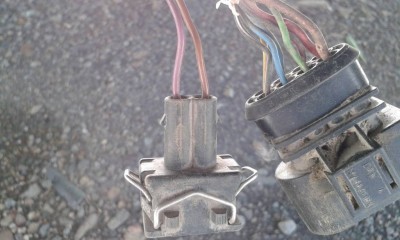 Мучает вопрос... здесь почему два провода?..