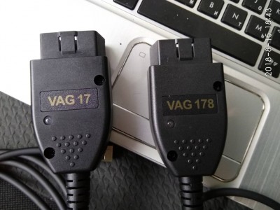 Слева АнглоНемецкая, справа АнглоРусская версии шнурков.