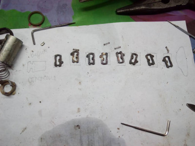 Далее я зарисовал цилиндр и 8 пинов. Достаем ключ. Отверткой или ножом выдвигаем пины и пружинки, выкладываем по порядку. Путать не советую))