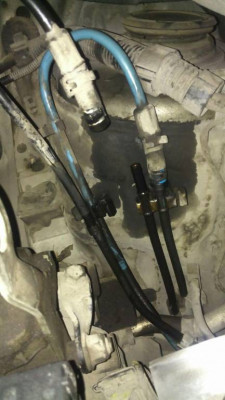 магистраль подачи топлива (чёрная) и обратка (голубая)