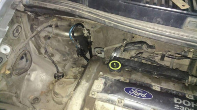 магистраль подачи топлива (чёрная) и обратка (голубая)<br />за воздушным фильтром, на правом стакане