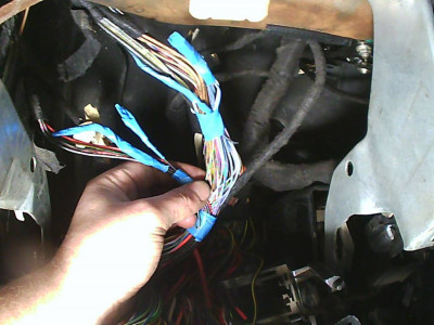 Скрутка B135 - Соединение -1- (15a) в жгуте проводов салона, та что идет налево. Ориентир - разъем 8-ми контактный на крышу через левую стойку