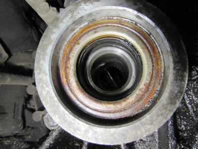 шлицы в коробке вроде не слизаны , а вот сальник вроде убит