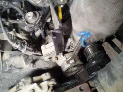 Снимаем натяжитель, предварительно его зафиксировав