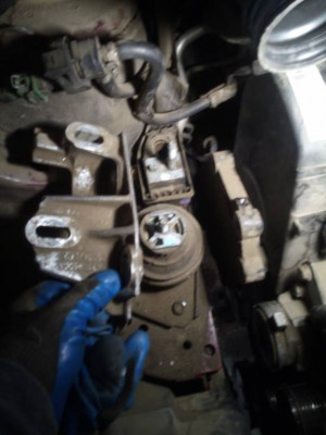 Поддомкрачиваем двигатель, откручиваем опору