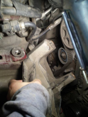 Откручиваем и снимаем кронштейн. Ключ на 16. Чтобы выкрутить все болты нужно на домкрате максимально опустить, а затем поднять двигатель.