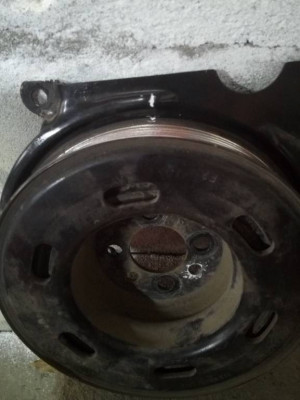 Метки белым, на фото кожух и шкив сняты