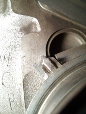 Должен встать точно посередине выемки.<br />Но, при прокручивании КВ, метка уходит в ту, или иную сторону, т.е. ролик компенсирует натяжение или прослабление ремня. Поэтому полржение "по центру" должно соответствовать равномерномунатяжению ремня по всей окружеости.