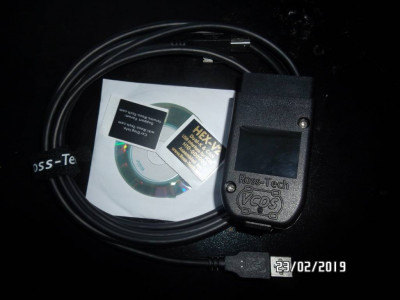 Наклэйки, пластинка, отстегивающийся кбелино... Корпус - с фирменными логотипами ... что сказать - точная копия ...