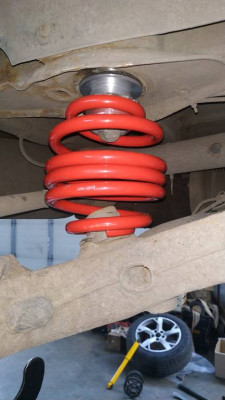 пружинка, маленькая но говнистая (жесткая)