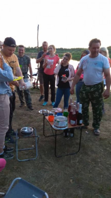 Папа Юра с Дочей Юлей на раздаче шампанского с тортами<br />Проводы 19 летия:)