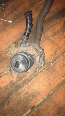 Одна трубка на воздушник а вторую и не знаю куда