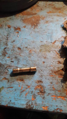 Штуцер ввнутри шланга стоит