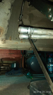 Отрезаю до следующего выступа, чтобы натянуть шланг на целую трубу